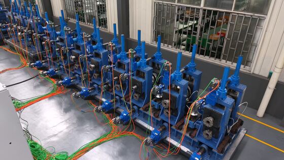 Máquina de soldar tubos de aço ligado com acumulador e tabela de descarga para produção contínua de tubos industriais