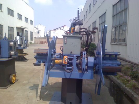 Máquina de soldar tubos de aço ligado com acumulador e tabela de descarga para produção contínua de tubos industriais