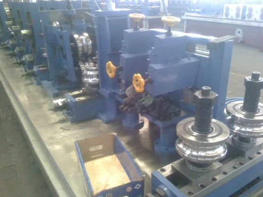 Máquina de soldar tubos de aço ligado com acumulador e tabela de descarga para produção contínua de tubos industriais