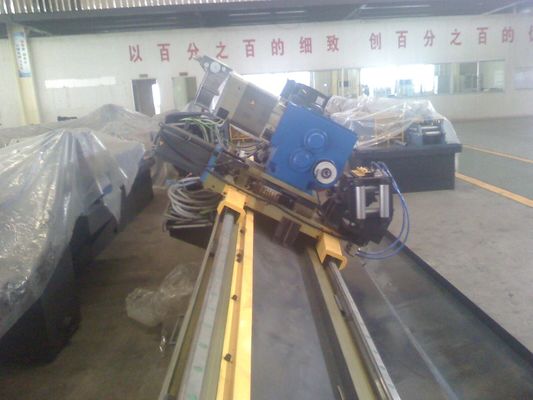 Máquina de soldar tubos de aço ligado com acumulador e tabela de descarga para produção contínua de tubos industriais