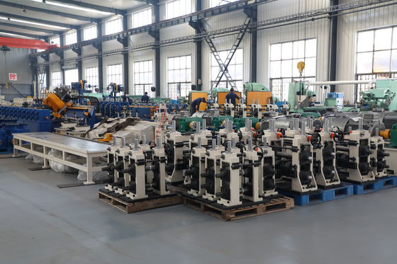 1Máquina de moldagem de tubos de aço laminados a quente e máquina de formação de rolos para produção de tubos de construção e tubos estruturais