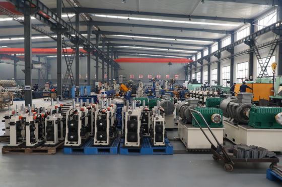1Máquina de moldagem de tubos de aço laminados a quente e máquina de formação de rolos para produção de tubos de construção e tubos estruturais
